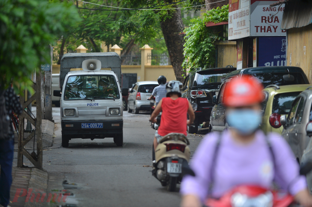 Cũng trong chiều nay, lực lượng c&ocirc;ng an phường đi nhắc nhở những hộ d&acirc;n bu&ocirc;n b&aacute;n mặt h&agrave;ng kh&ocirc;ng thiết yếu
