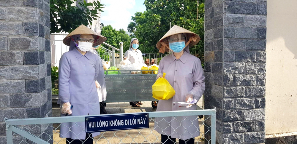 Các xơ dòng Thánh Phaolô đưa cơm đến tận khu cách ly cho người dân