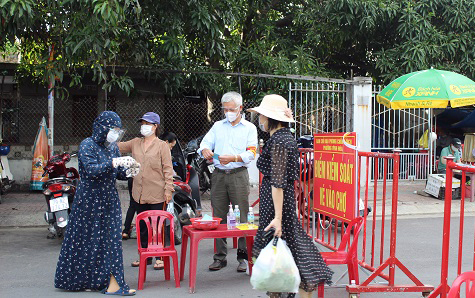 Một chốt trực của Tổ phường Vĩnh H&ograve;a tại chợ Ba L&agrave;ng để ph&ograve;ng chống dịch. Ảnh: UBND phường Vĩnh H&ograve;a