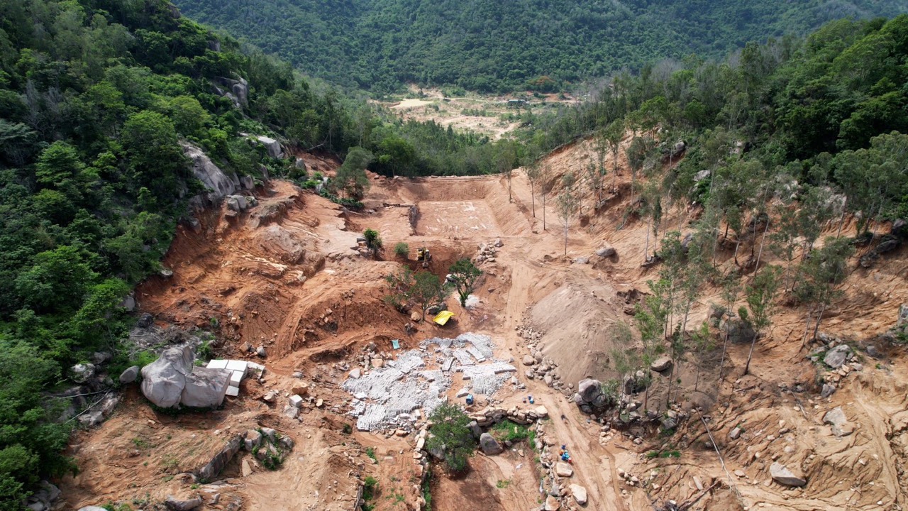 H&igrave;nh ảnh n&uacute;i Thị Vải bị x&acirc;m lấn nghi&ecirc;m trọng được ph&aacute;t hiện v&agrave;o cuối th&aacute;ng 6/2021. Ảnh: B&aacute;o Người Lao Động