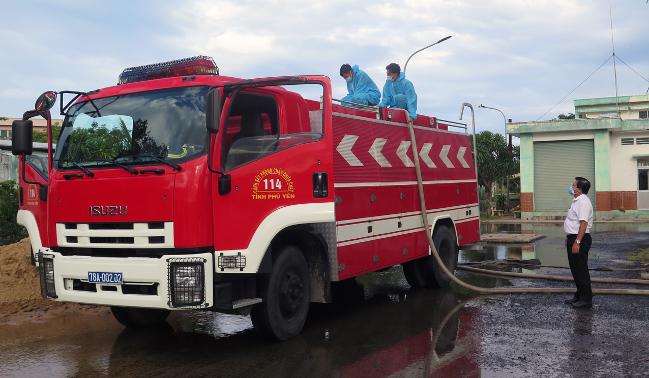 C&ocirc;ng ty Cổ phần cấp tho&aacute;t nước Ph&uacute; Y&ecirc;n phối hợp với C&ocirc;ng an tỉnh Ph&uacute; Y&ecirc;n sử dụng xe chữa ch&aacute;y để cấp nước cho c&aacute;c bệnh viện.