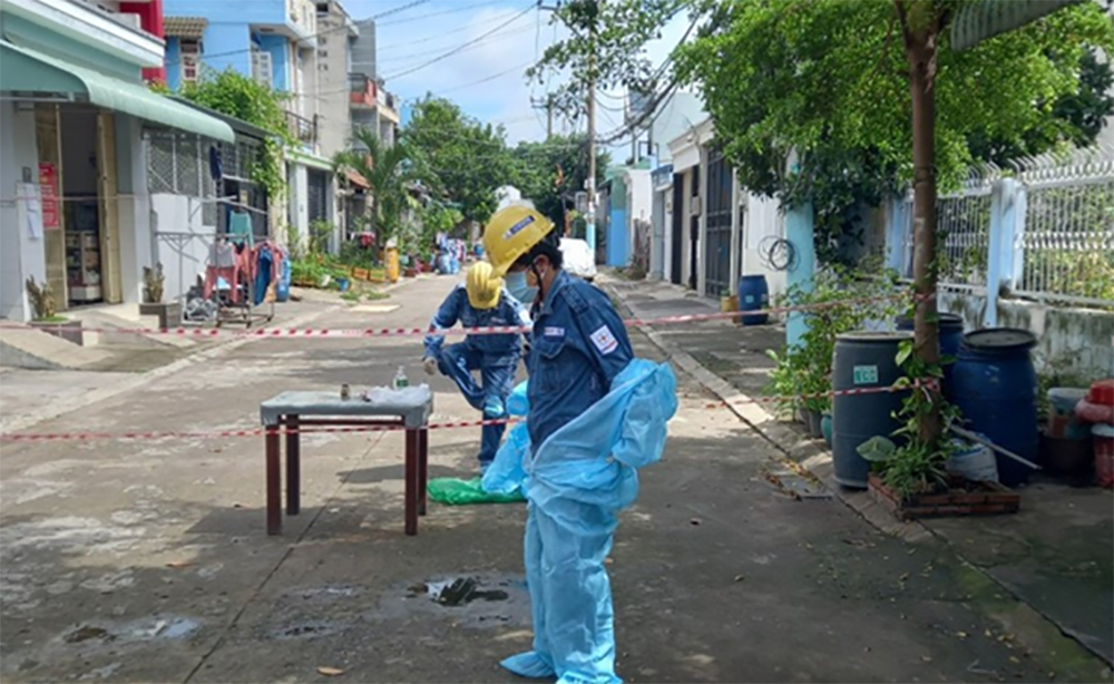 C&ocirc;ng nh&acirc;n sửa điện tại khu vực phong tỏa