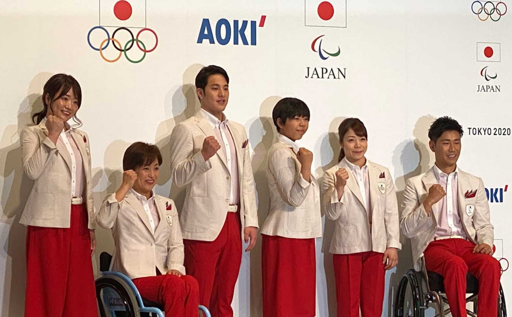 Nhật Bản: Đồng phục của c&aacute;c vận động vi&ecirc;n Olympic được thiết kế bởi Aoki, bao gồm một chiếc &aacute;o kho&aacute;c ngo&agrave;i m&agrave;u trắng kết hợp với v&aacute;y hoặc quần m&agrave;u đỏ, gợi lại đồng phục của c&aacute;c tiếp vi&ecirc;n h&agrave;ng kh&ocirc;ng sử dụng từ những năm 80. C&aacute;c thiết kế mang m&agrave;u sắc của quốc kỳ Nhật Bản, được l&agrave;m bằng sợi thực vật th&acirc;n thiện với m&ocirc;i trường v&agrave; c&oacute; khả năng chống n&oacute;ng, đồng thời t&ocirc;n vinh bộ trang phục đội nh&agrave; đ&atilde; mặc tại Thế vận hội Tokyo đầu ti&ecirc;n v&agrave;o năm 1964.