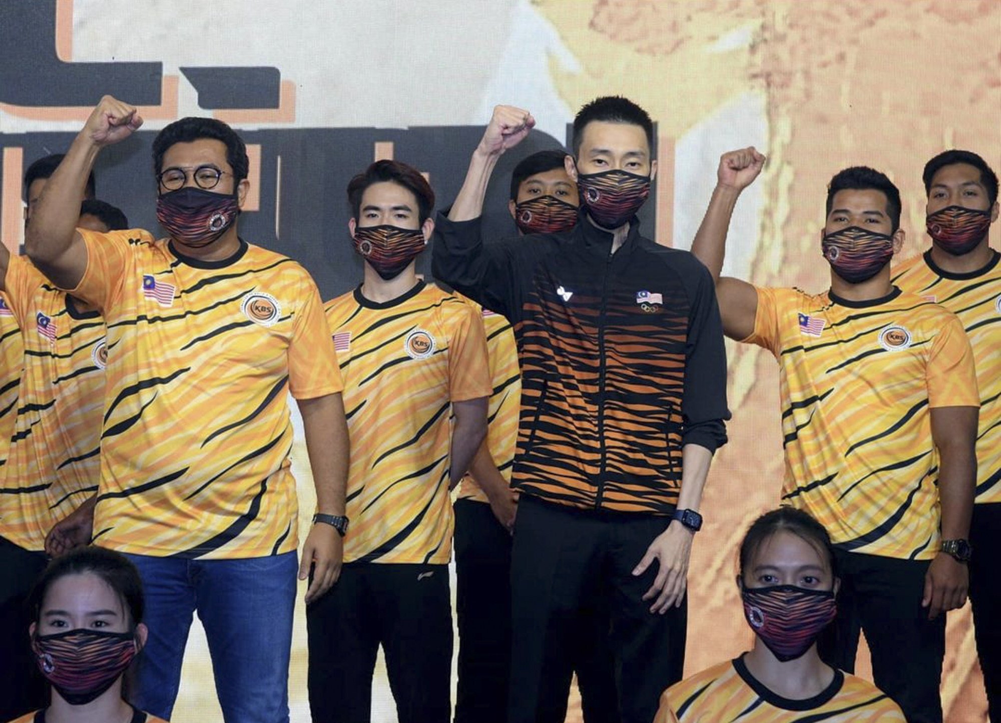 Malaysia: H&atilde;ng quần &aacute;o thể thao Nhật Bản Yonex đảm nhận vai tr&ograve; sản xuất trang phục cho đội Olympic Malaysia với những họa tiết sọc hổ nổi bật. Đ&acirc;y kh&ocirc;ng phải l&agrave; lần đầu ti&ecirc;n c&aacute;c vận động vi&ecirc;n Malaysia kho&aacute;c l&ecirc;n m&igrave;nh mẫu hổ vằn nhưng sự phối m&agrave;u tinh tế giữa 3 mảng m&agrave;u chủ đạo cam, v&agrave;ng v&agrave; đen gi&uacute;p trang phục th&ecirc;m phần ấn tượng.