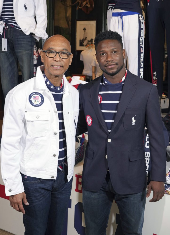 Mỹ: Ralph Lauren, được biết đến với những bộ đồ thời trang sang trọng, đ&atilde; trở th&agrave;nh người đảm nhận thiết kế trang phục cho đội tuyển Olympic Mỹ đợt n&agrave;y. Mang đến Olympic Tokyo, c&aacute;c vận động vi&ecirc;n sẽ kho&aacute;c l&ecirc;n m&igrave;nh mẫu trang phục lấy cảm hứng từ l&aacute; cờ tổ quốc c&oacute; t&ocirc;ng m&agrave;u trắng l&agrave;m chủ đạo, với mẫu &aacute;o blazer m&agrave;u xanh nước biển v&agrave; &aacute;o sơ mi sọc polo. B&ecirc;n trong trang phục c&ograve;n được trang bị c&ocirc;ng nghệ l&agrave;m m&aacute;t điều chỉnh nhiệt độ cơ thể, để c&aacute;c vận động vi&ecirc;n đối ph&oacute; với c&aacute;i n&oacute;ng của Tokyo.