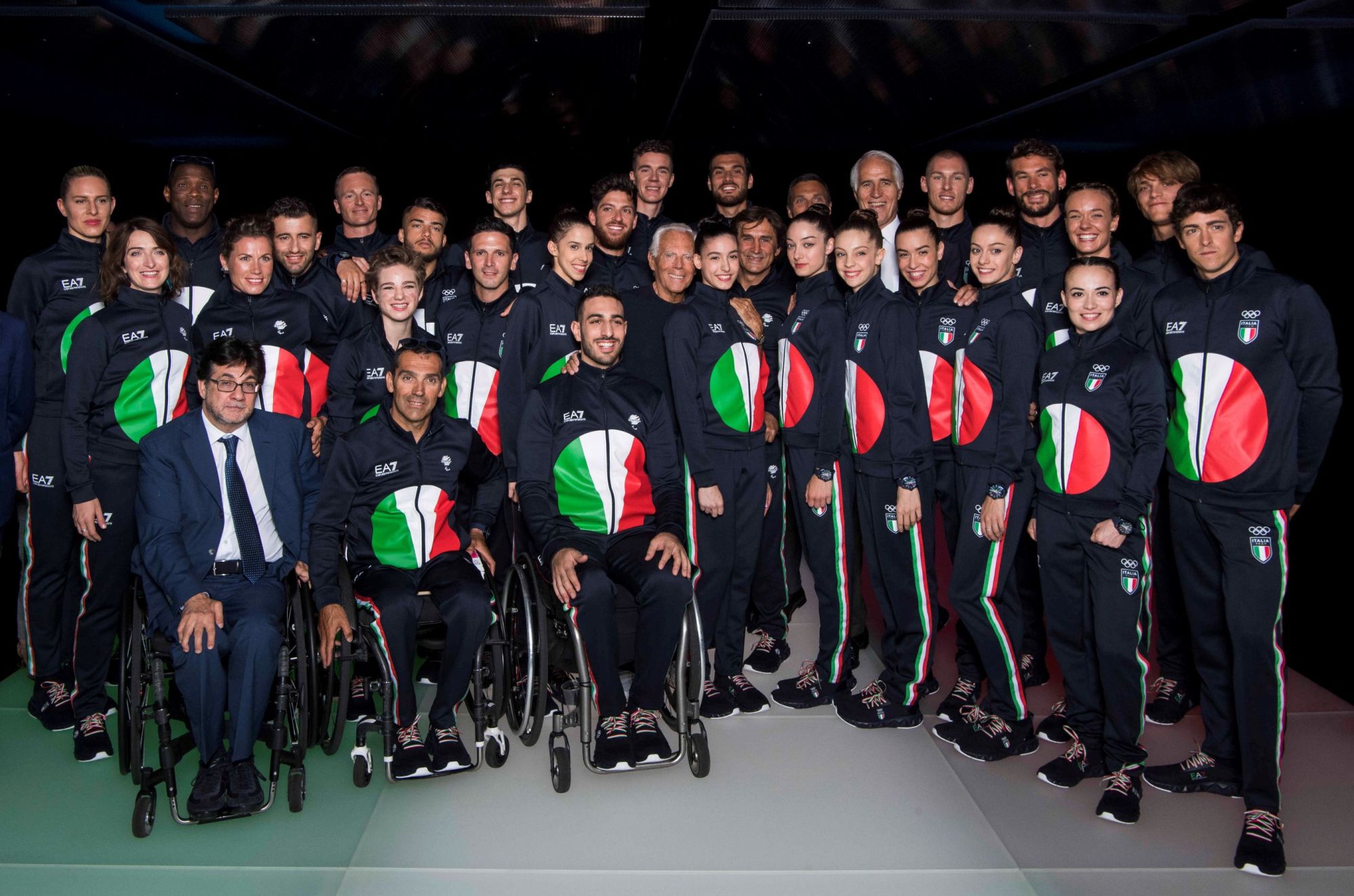 &Yacute;: Giorgio Armani l&agrave; nh&agrave; thiết kế ch&iacute;nh thức cho trang phục của đội Olympic &Yacute;. Bộ trang phục c&oacute; h&igrave;nh l&aacute; cờ in ở mặt trước &aacute;o kho&aacute;c jersey v&agrave; sơ mi. Ngo&agrave;i ra, phần cổ &aacute;o kho&aacute;c c&ograve;n c&oacute; d&ograve;ng chữ Fratelli d'Italia trong b&agrave;i quốc ca của đất nước.