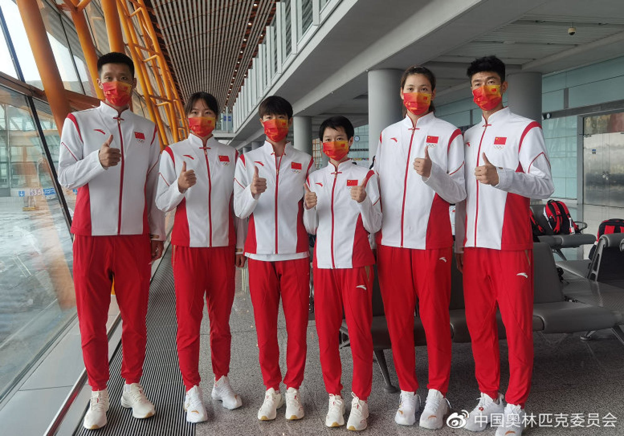 Trung Quốc: Ye Jintian đảm nhận kh&acirc;u thiết kế trang phục cho đội Olympic Trung Quốc. Với hai t&ocirc;ng m&agrave;u đỏ v&agrave; trắng chủ đạo được t&ocirc; điểm với l&aacute; cờ Trung Quốc v&agrave; biểu tượng của h&atilde;ng đồ thể thao khổng lồ Anta, nh&agrave; sản xuất trang phục, Ye Jintian sẽ tr&igrave;nh l&agrave;ng bộ quần &aacute;o &ldquo;rồng v&ocirc; địch&rdquo; kết hợp với chất liệu vải cao cấp cho c&aacute;c vận động vi&ecirc;n.