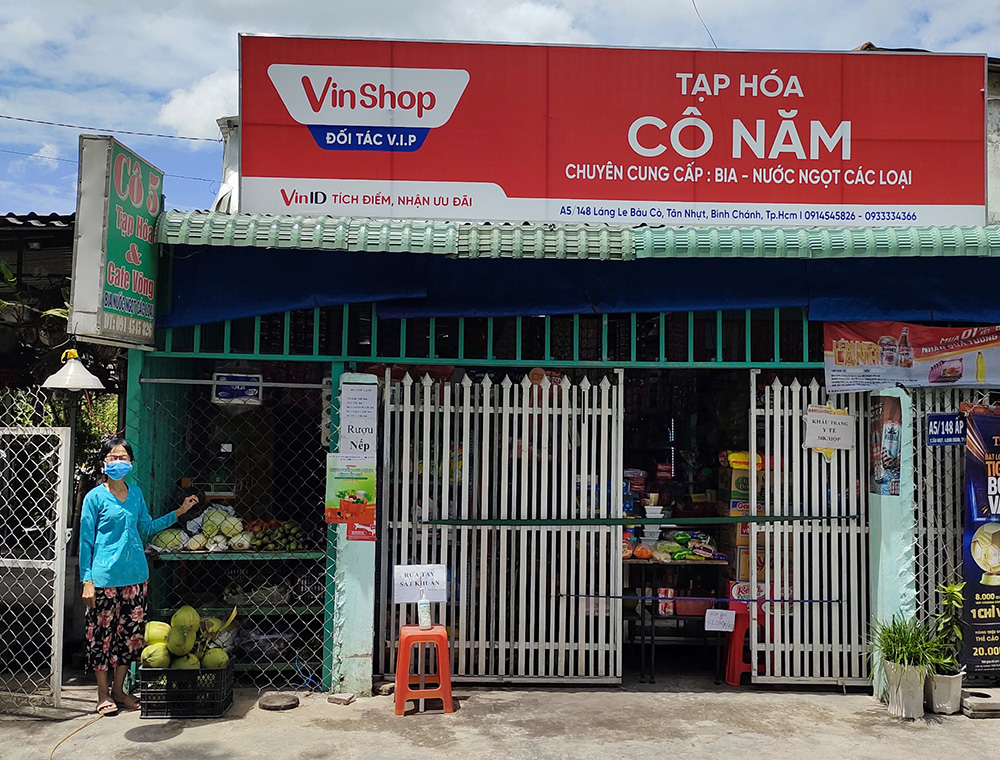 Người d&acirc;n TPHCM c&oacute; thể dễ d&agrave;ng mua nhu yếu phẩm tại c&aacute;c cửa h&agrave;ng tạp h&oacute;a gần nh&agrave; - Ảnh: One Mount