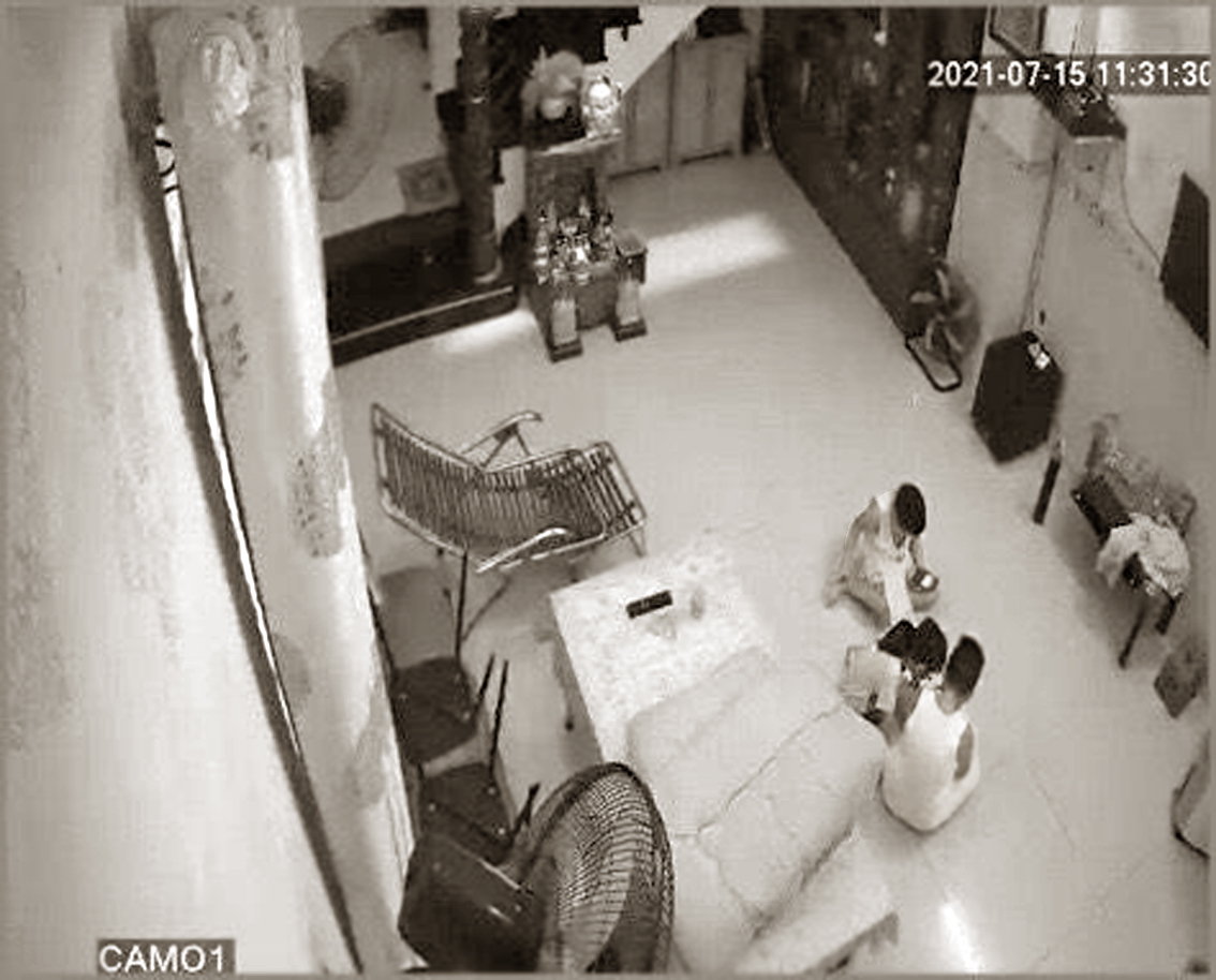 Đột ngột xa người thân, hằng ngày bốn đứa trẻ chỉ loanh quanh chơi với nhau trong nhà và ngóng điện thoại của cha mẹ từ khu cách ly Ảnh: trích xuất từ camera gia đình