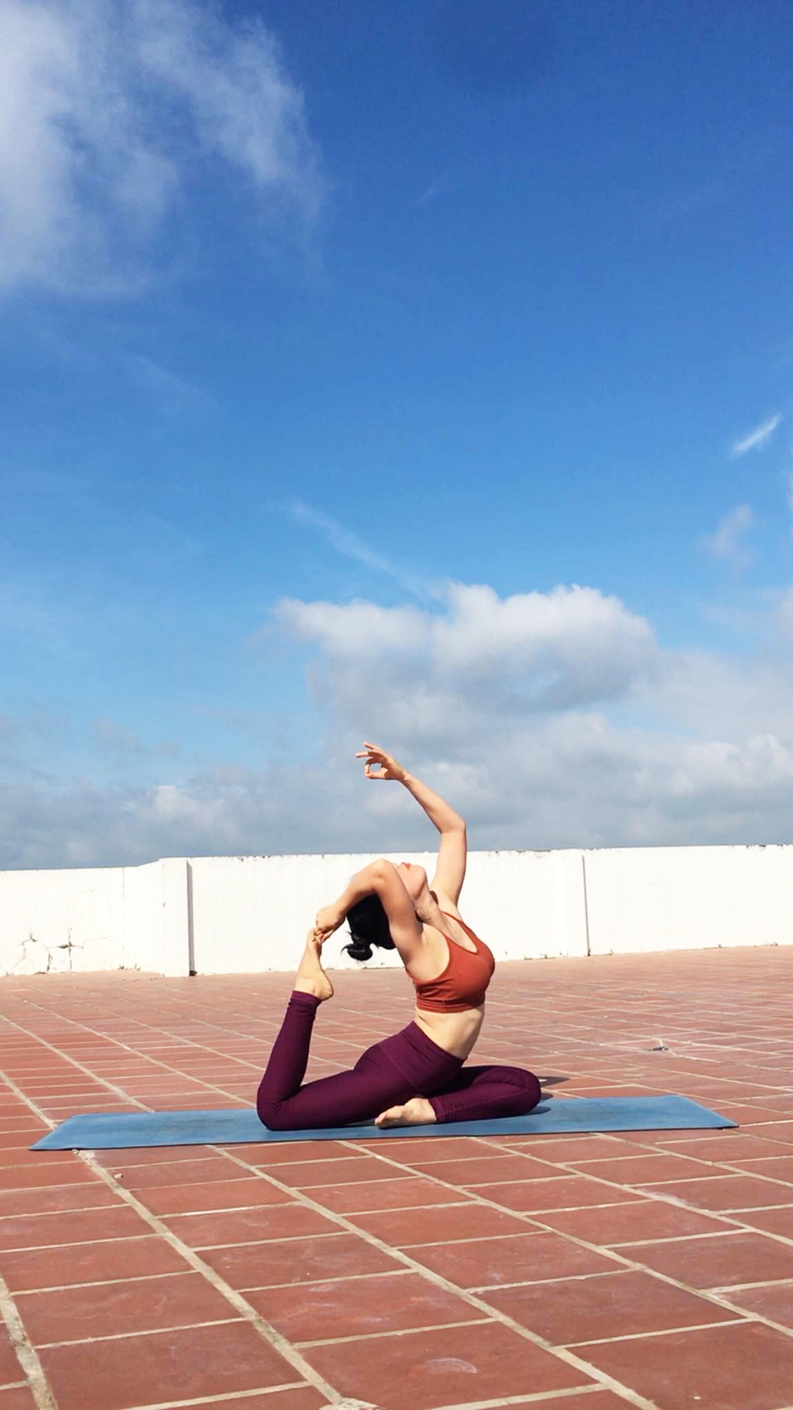 T&aacute;c giả với b&agrave;i tập yoga  v&agrave;o mỗi buổi s&aacute;ng 
