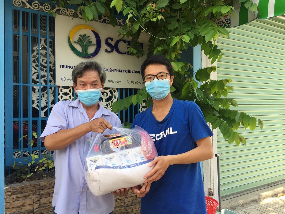 Những phần qu&agrave; y&ecirc;u thương cho bệnh nh&acirc;n mắc bệnh hiểm ngh&egrave;o tại Trung t&acirc;m Hỗ trợ S&aacute;ng kiến Ph&aacute;t triển Cộng đồng (SCDI) với th&ocirc;ng điệp d&ugrave; l&agrave; ai th&igrave; cũng kh&ocirc;ng để bị bỏ lại ph&iacute;a sau trong cuộc chiến chống dịch COVID-19 - Ảnh: CGHL