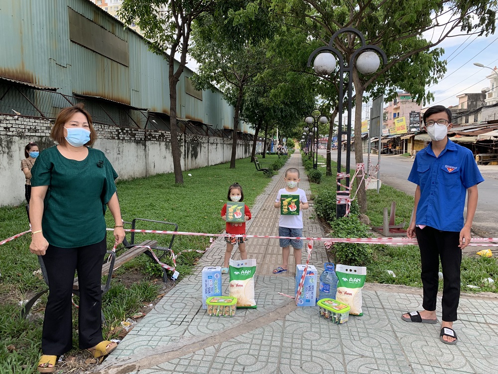 Đại diện Mặt trận Tổ quốc Việt Nam TPHCM trao tặng sữa C&ocirc; G&aacute;i H&agrave; Lan cho c&aacute;c b&eacute; tại c&aacute;c khu vực bị phong toả do c&oacute; ca nhiễm tr&ecirc;n địa b&agrave;n quận 12, quận 7 v&agrave; nhiều quận huyện kh&aacute;c - Ảnh: CGHL