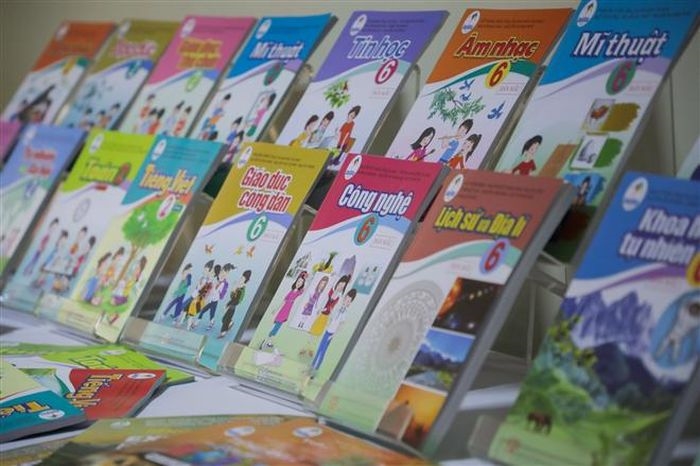 Nhiều địa phương y&ecirc;u cầu c&aacute;c trường kh&ocirc;ng b&aacute;n s&aacute;ch gi&aacute;o khoa k&egrave;m s&aacute;ch tham khảo