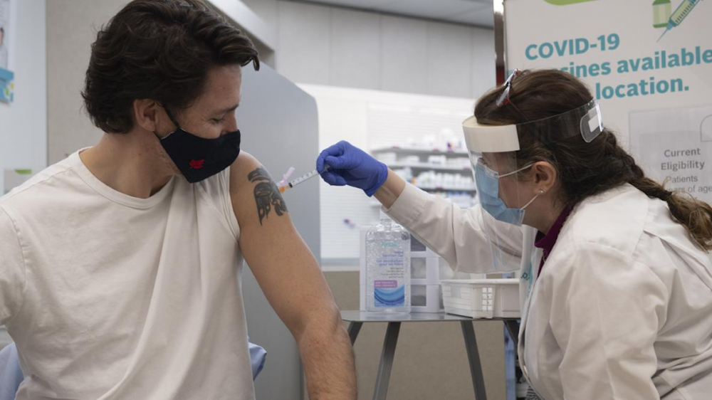 Thủ tướng Canada Justin Trudeau ti&ecirc;m mũi vắc xin AstraZeneca đầu ti&ecirc;n hồi th&aacute;ng 4/2021 - Ảnh: CP/Bloomberg