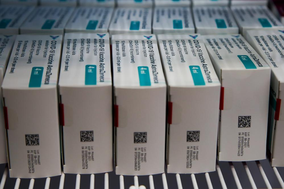 Vắc xin AstraZeneca được bảo quản trong tủ lạnh tại một trung t&acirc;m ti&ecirc;m chủng ở London - Ảnh: SOPA/LightRocket