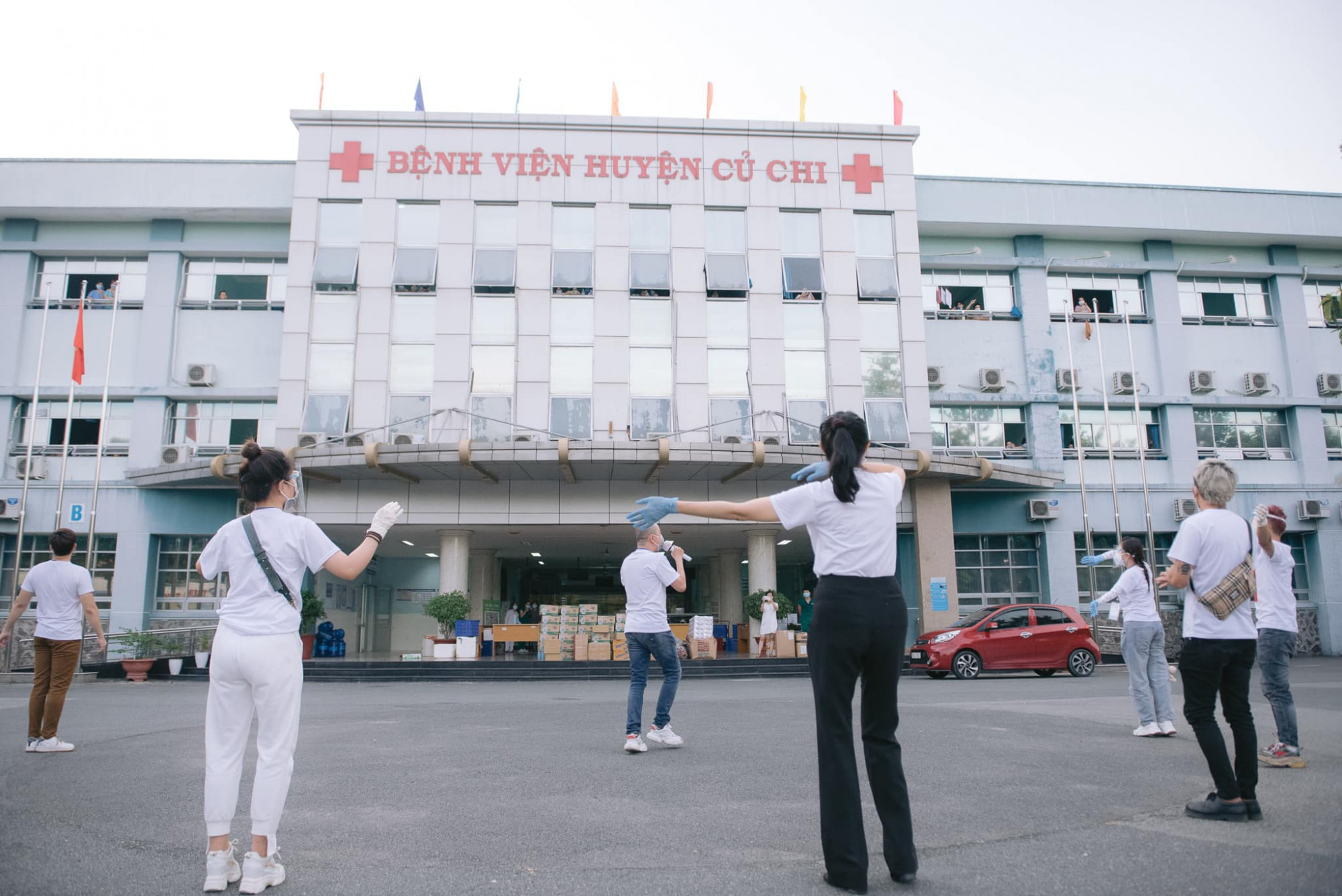 C&aacute;c nghệ sĩ c&ugrave;ng nhau h&aacute;t h&ograve;, động vi&ecirc;n tất cả c&ugrave;ng cố l&ecirc;n.