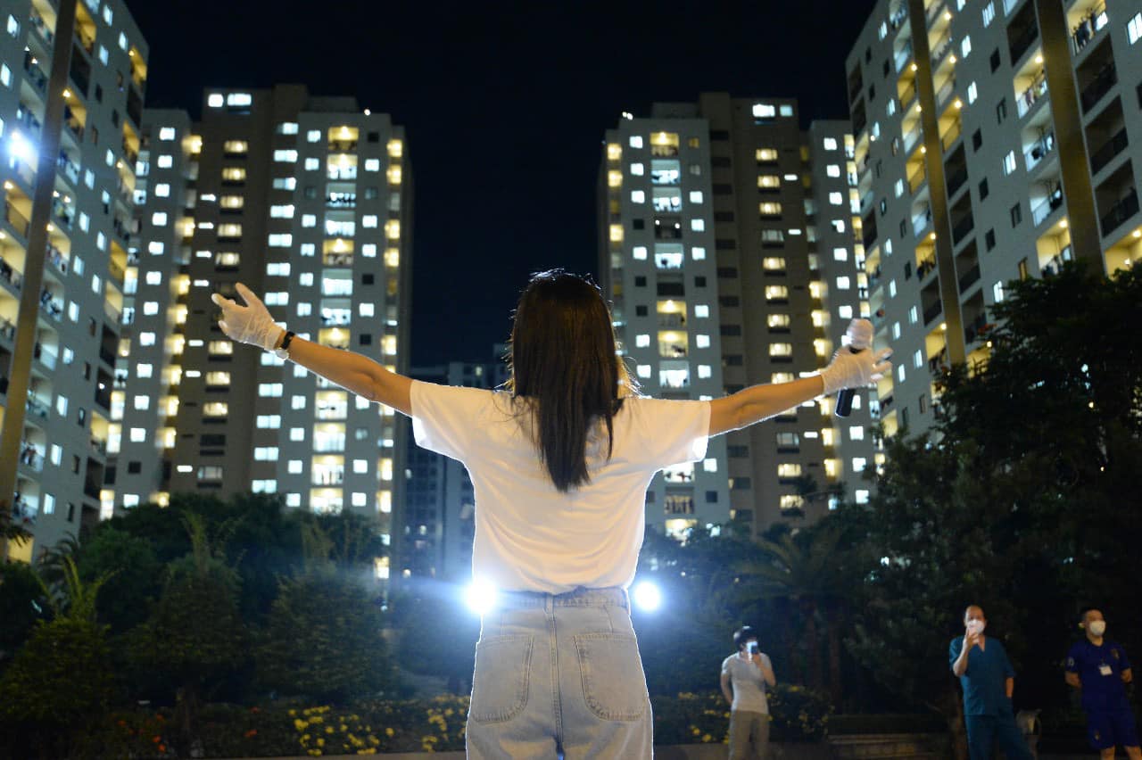 Ca sĩ &Aacute;i Phương h&aacute;t tại s&acirc;n khấu thiếu thốn nhiều mặt nhưng v&ocirc; c&ugrave;ng cảm x&uacute;c.