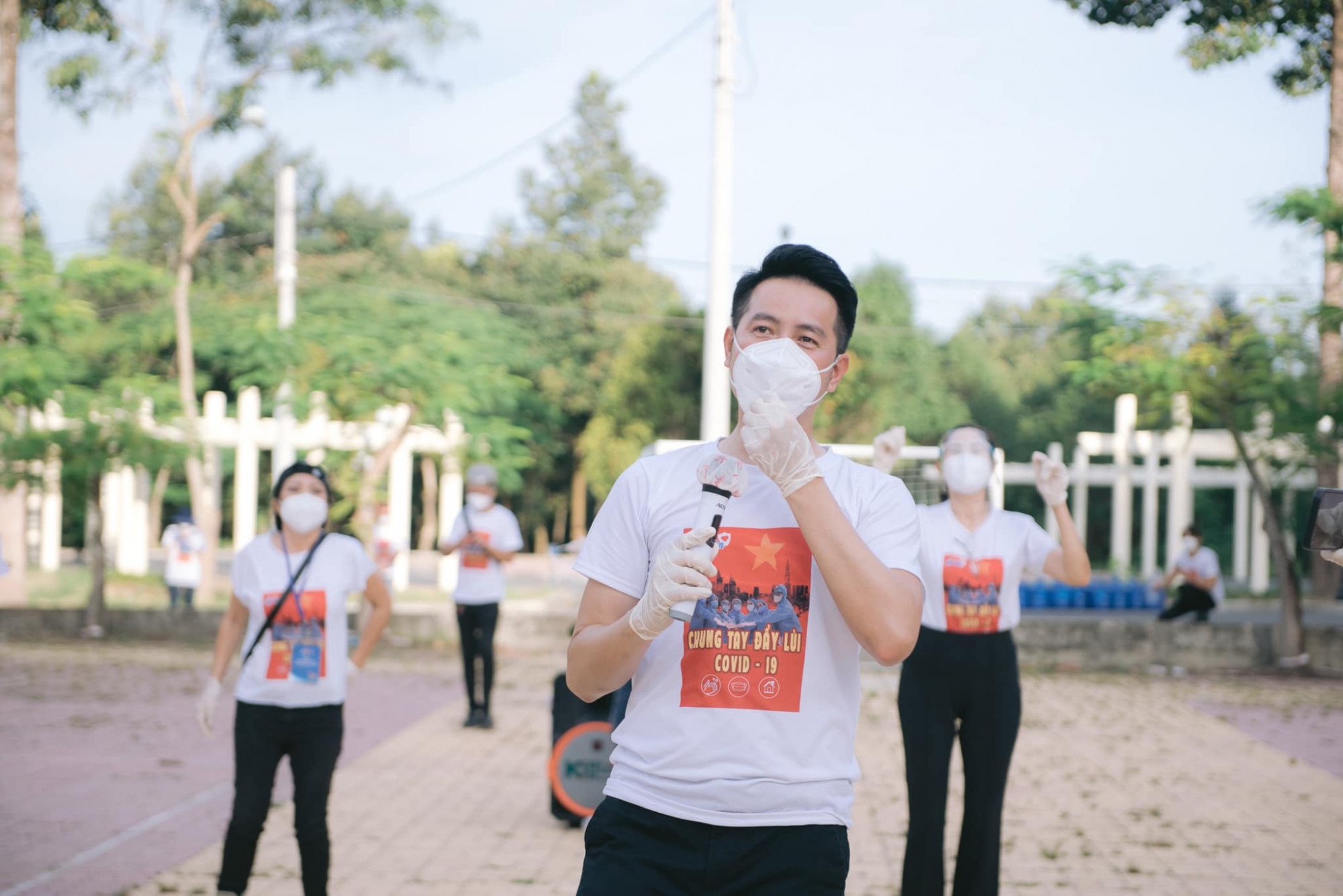 Ca sĩ Nguyễn Phi H&ugrave;ng h&aacute;t vang nhiều ca kh&uacute;c động vi&ecirc;n tinh thần c&aacute;c bệnh nh&acirc;n.