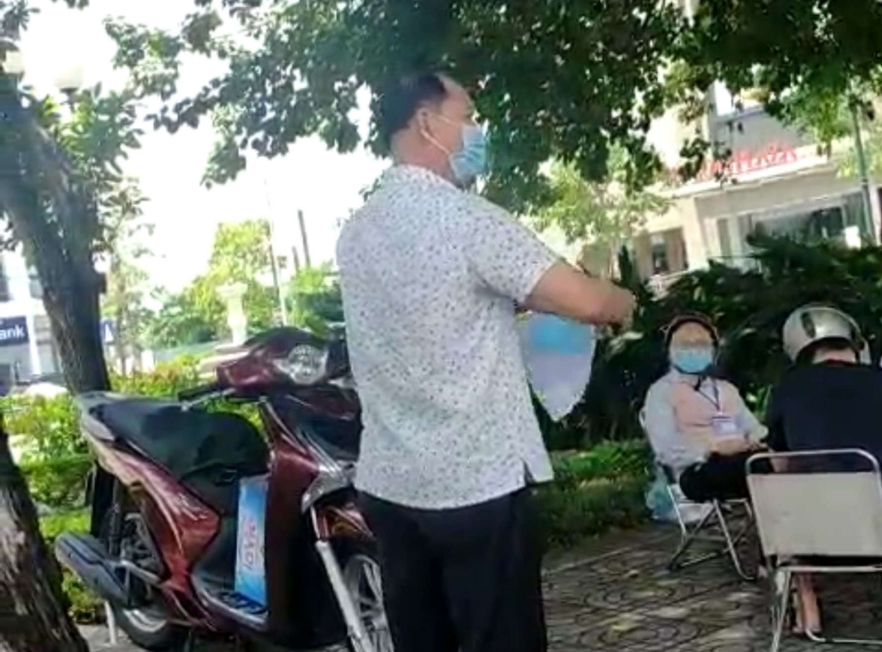 Người đ&agrave;n &ocirc;ng x&eacute; bi&ecirc;n bản vi phạm của người vợ - Ảnh cắt từ clip 