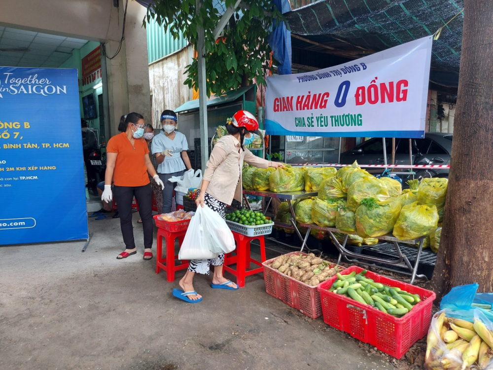 B&ecirc;n cạnh ATM gạo l&agrave; gian h&agrave;ng rau củ quả tươi ngon d&agrave;nh cho người d&acirc;n. 