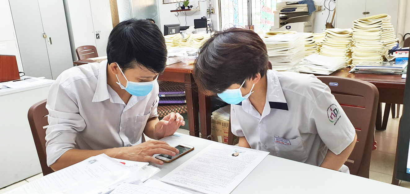 Học sinh lớp 12 Trường THPT Nguyễn Du (Q.10, TP.HCM) đăng k&yacute; x&eacute;t tuyển v&agrave;o đại học - ẢNH: PH&Uacute;C TRẦN
