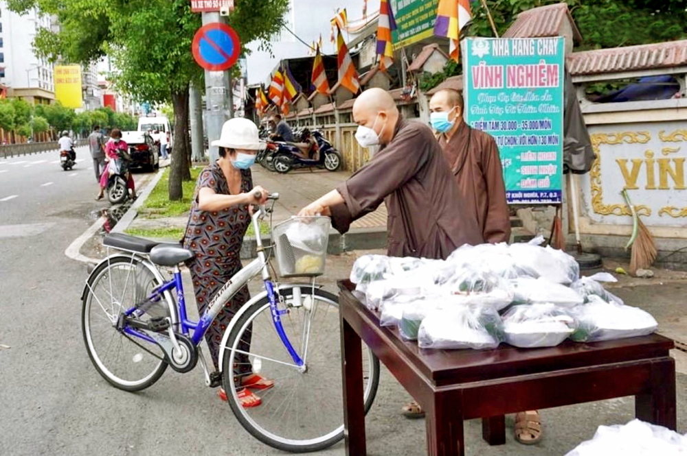 Ch&ugrave;a ph&aacute;t cơm cho người ngh&egrave;o - ảNH: P.T.