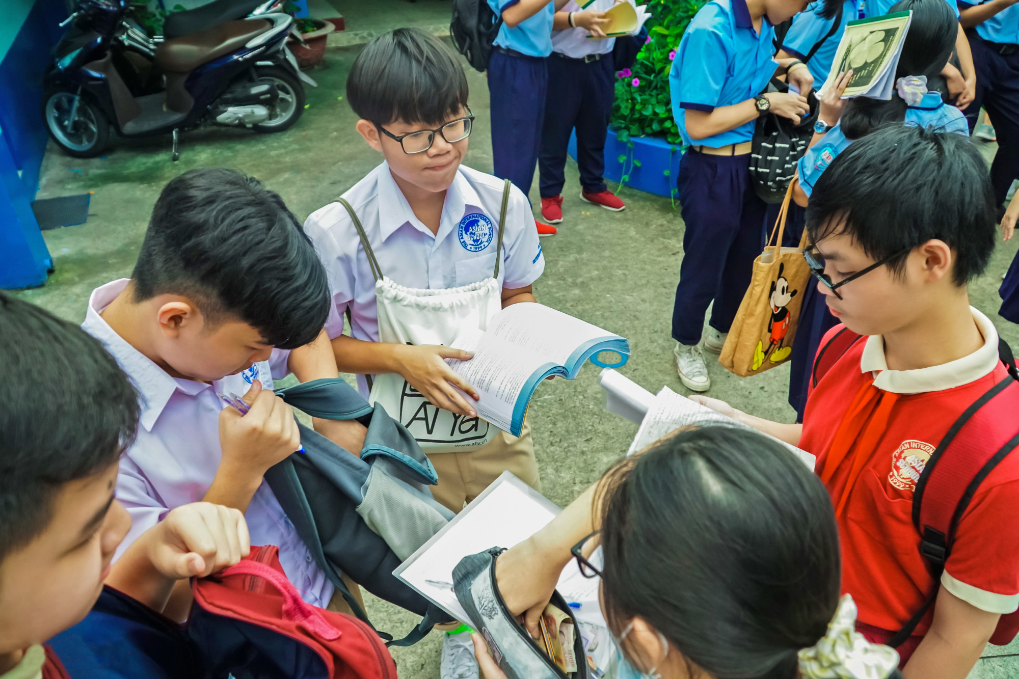 Th&iacute; sinh TP.HCM dự kỳ thi tuyển sinh v&agrave;o lớp Mười năm 2020 - ẢNH: TAM NGUY&Ecirc;N