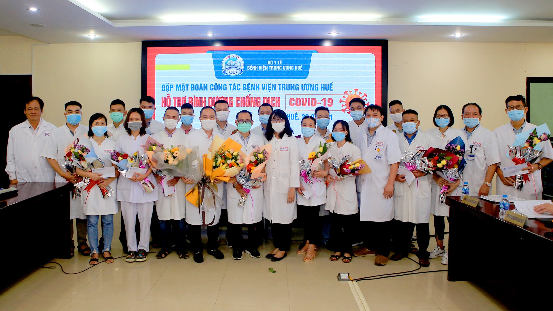 Chiều 26/7, BV Trung ương Huế tiếp tục th&agrave;nh lập Đo&agrave;n c&ocirc;ng t&aacute;c t&igrave;nh nguyện l&ecirc;n đường chi viện, hỗ trợ lực lượng cho c&ocirc;ng t&aacute;c ph&ograve;ng, chống dịch COVID-19 tại tỉnh B&igrave;nh Dương.