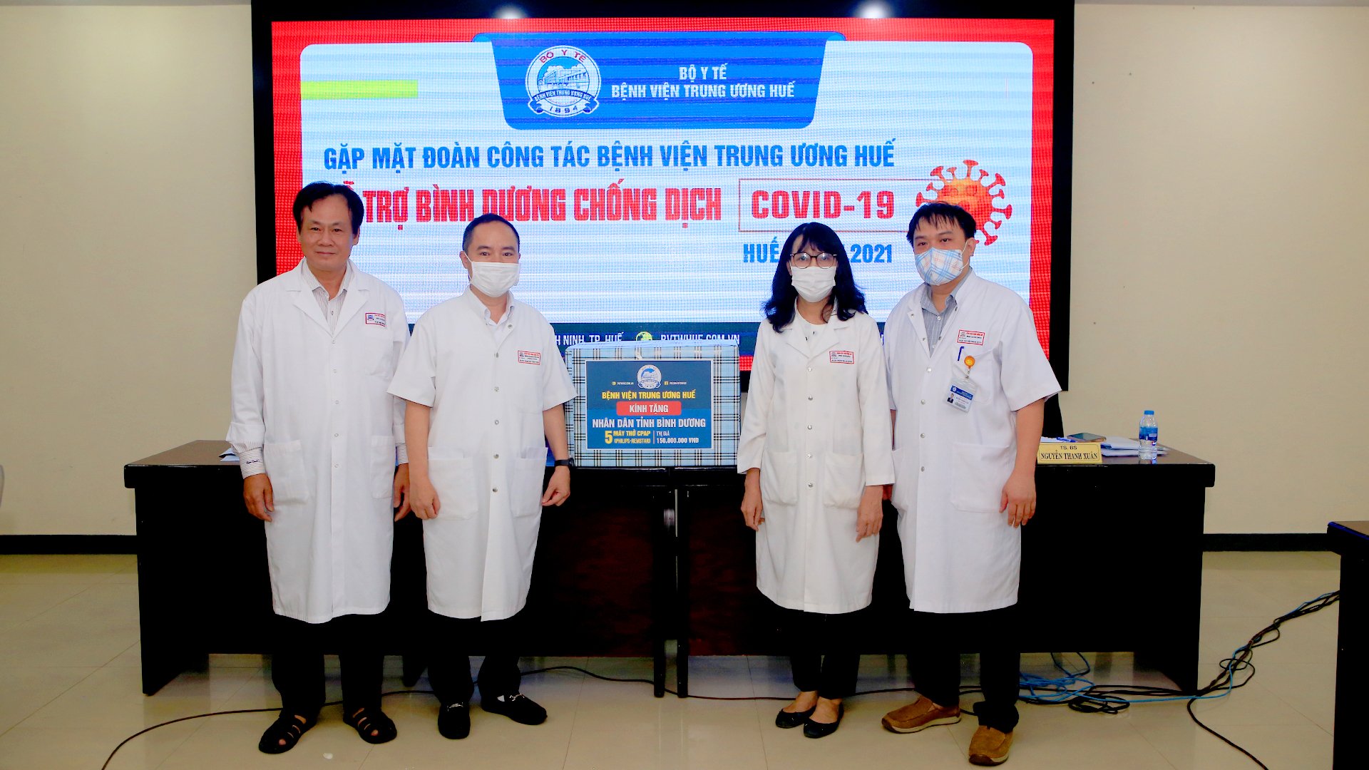 Dịp n&agrave;y, BV Trung ương Huế đ&atilde; gửi tặng tỉnh B&igrave;nh Dương 5 m&aacute;y thở để hỗ trợ điều trị bệnh nh&acirc;n COVID-19, với với trị gi&aacute; 150 triệu đồng