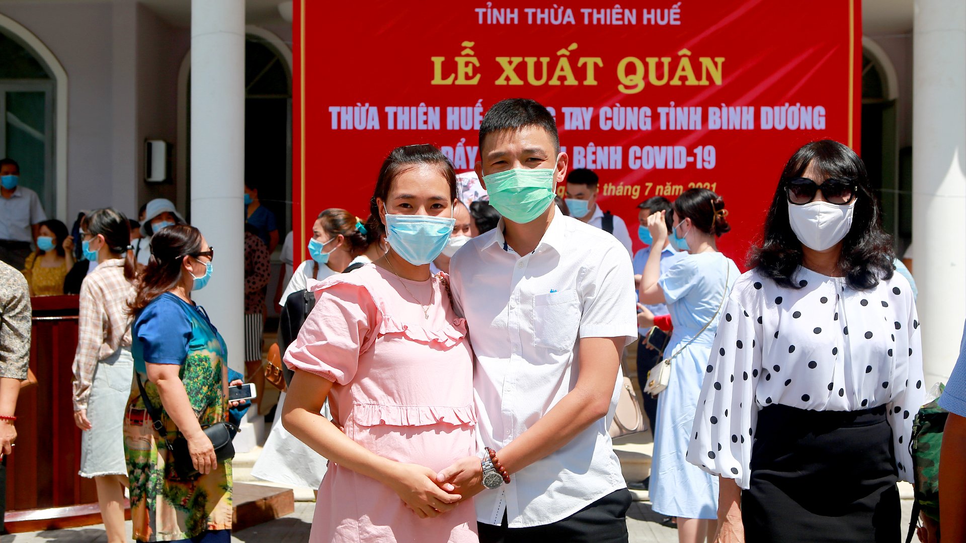 ĐD Nguyễn Đăng C&ocirc;ng đang c&ocirc;ng t&aacute;c tại Khoa Hồi sức t&iacute;ch cực BVTW Huế, l&agrave; th&agrave;nh vi&ecirc;n Đo&agrave;n c&ocirc;ng t&aacute;c hỗ trợ PCD tại B&igrave;nh Dương. C&oacute; vợ l&agrave; ĐD khoa G&acirc;y m&ecirc; hồi sức BVTW Huế CS2 đang mang thai 8 th&aacute;ng con đầu l&ograve;ng