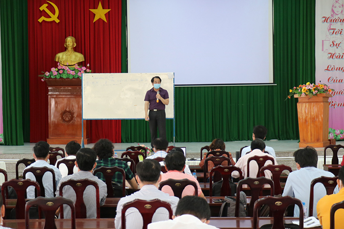 BS Nguyễn Trung Cấp - Ph&oacute; gi&aacute;m đốc Bệnh viện Nhiệt đới Trung ương l&agrave;m giảng vi&ecirc;n ch&iacute;nh, nhằm n&acirc;ng cao hơn nữa năng lực hồi sức cấp cứu cho c&aacute;c đơn vị y tế trong tỉnh, đặc biệt l&agrave; trong c&ocirc;ng t&aacute;c ph&ograve;ng, chống dịch COVID-19.