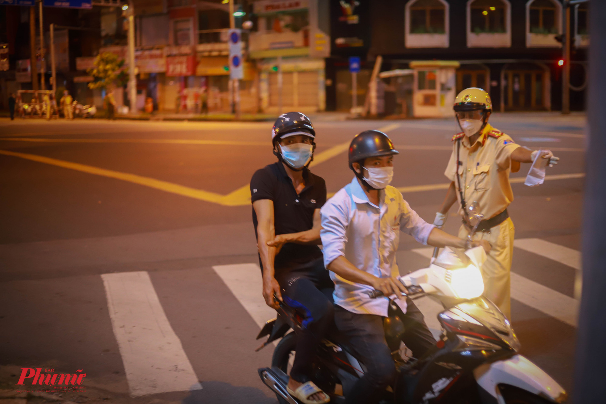 2 trường hợp bị tai nạn lao động được lực lượng trực chốt mở chốt, hướng dẫn chi chuyển nhanh ch&oacute;ng