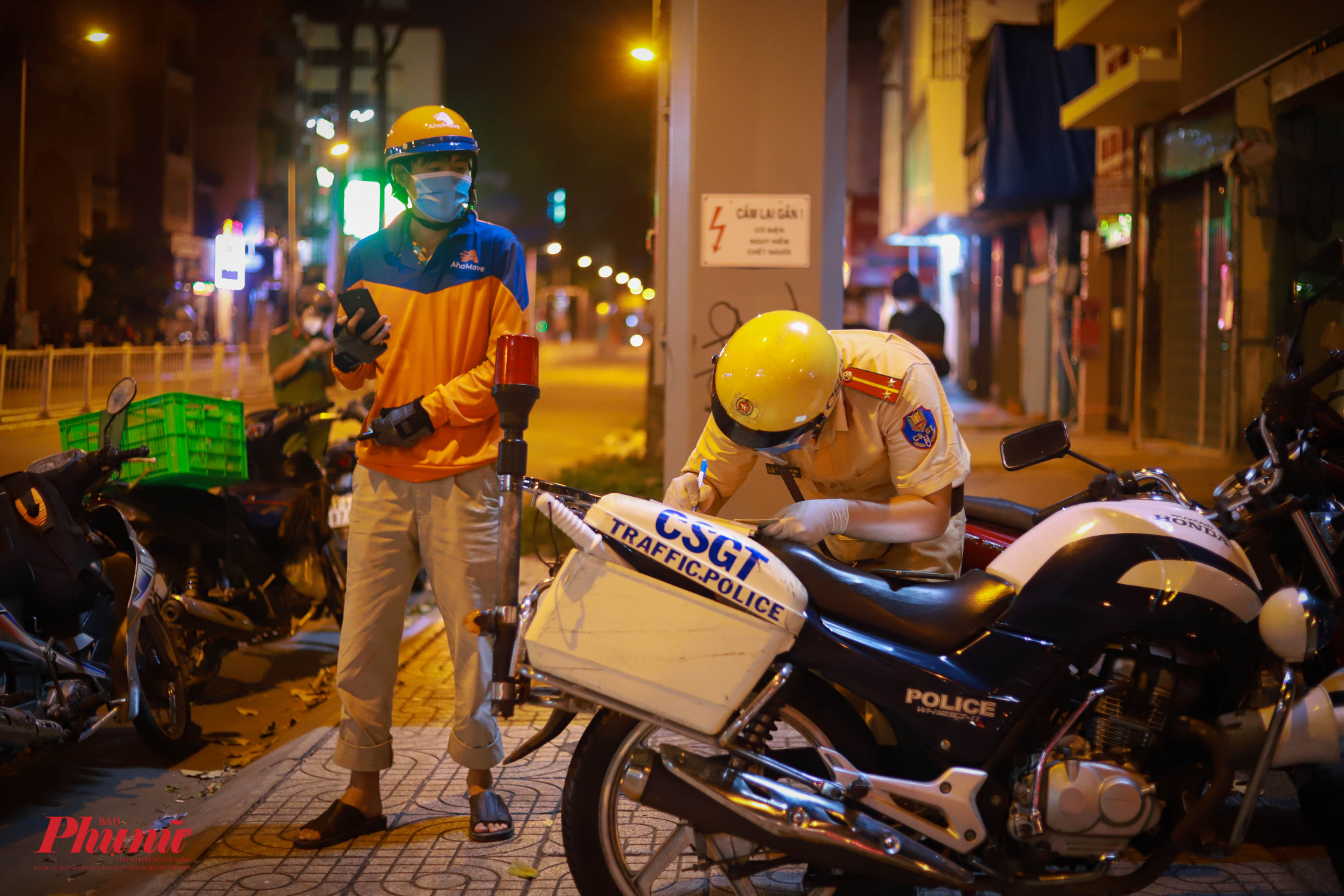 Lấy l&yacute; do giao thực phẩm cho kh&aacute;ch, nh&acirc;n vi&ecirc;n giao h&agrave;ng n&agrave;y vẫn kh&ocirc;ng tho&aacute;t được bi&ecirc;n bản xử phạt của lực lượng chức năng