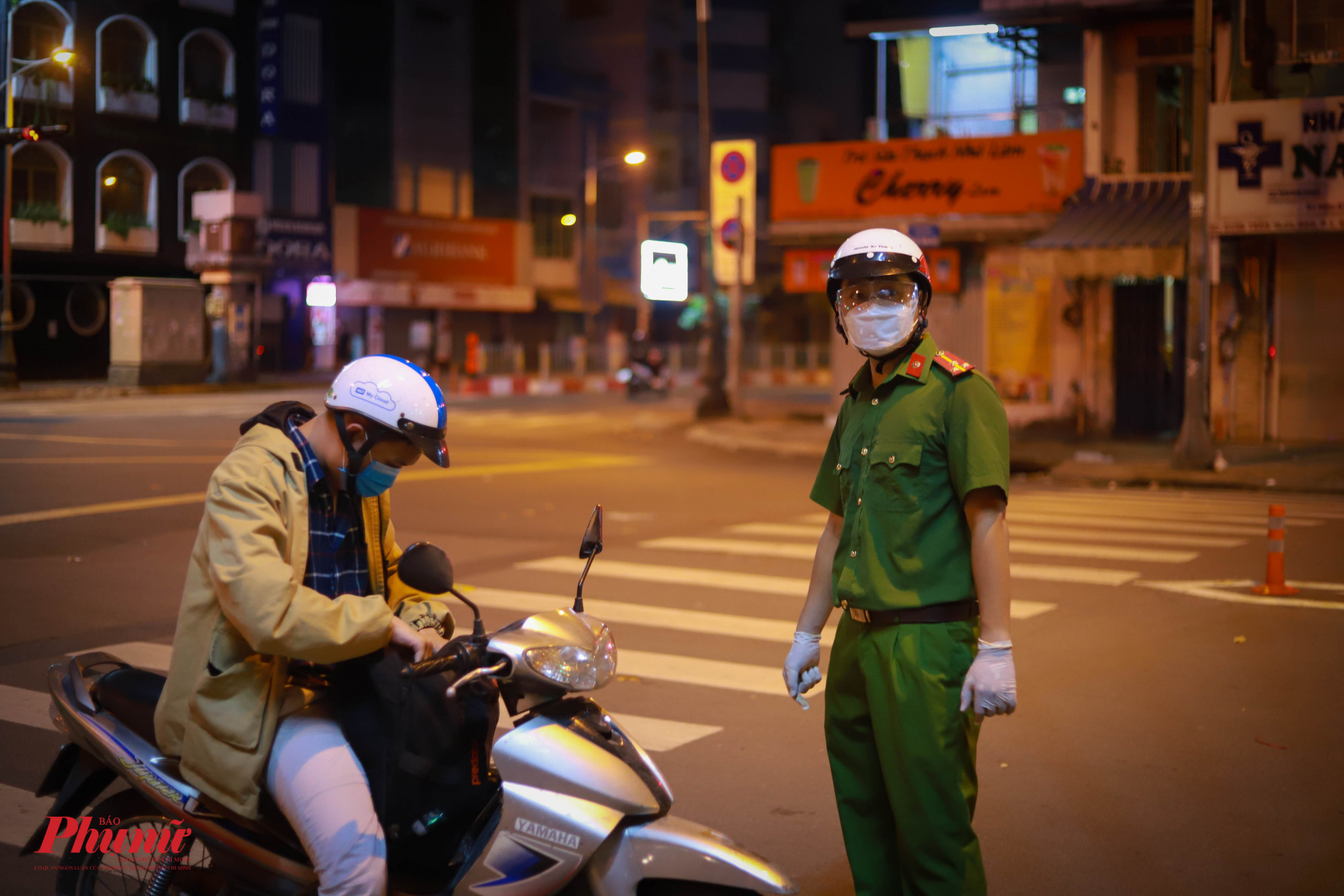 Một v&agrave;i trường hợp kh&ocirc;ng xuất tr&igrave;nh được gi&aacute;y tờ, cũng như l&yacute; do ra ngo&agrave;i kh&ocirc;ng ch&iacute;nh đ&aacute;ng bị lực lượng lập bi&ecirc;n bản, xử phạt tại chỗ
