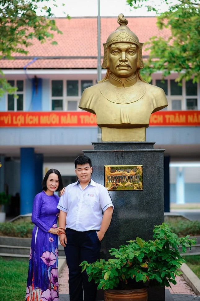 Huy chụp ảnh c&ugrave;ng c&ocirc; gi&aacute;o. Ảnh: NVCC