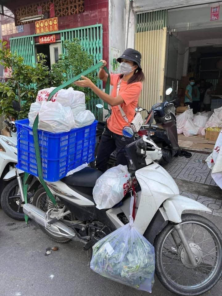 Mới đ&acirc;y, Hoa hậu H'Hen Ni&ecirc; khiến nhiều người bất ngờ khi chia sẻ h&igrave;nh ảnh đi l&agrave;m shipper, hỗ trợ b&agrave; con vận chuyển h&agrave;ng trong m&ugrave;a dịch. 