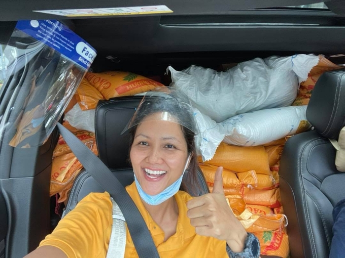 Trước đ&oacute;, hoa hậu cũng sử dụng &ocirc; t&ocirc; 7 chỗ của c&ocirc; để vận chuyển 1,5 tấn ga, 50 th&ugrave;ng sữa, 10 th&ugrave;ng nước mắm... đến tay người d&acirc;n ở c&aacute;c khu vực bị phong toả. 