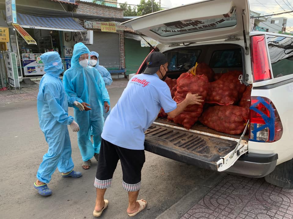 Anh chở rau củ đến nơi cần v&agrave; hỗ trợ mang xuống xe để ph&acirc;n ph&aacute;t cho người d&acirc;n. 