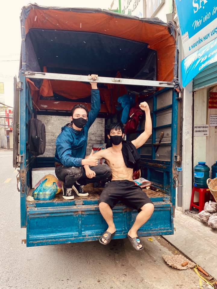 Diễn vi&ecirc;n L&atilde;nh Thanh v&agrave; V&otilde; Điền Gia Huy vận chuyển rau củ, cơm từ thiện 2.000 đồng đến người d&acirc;n.