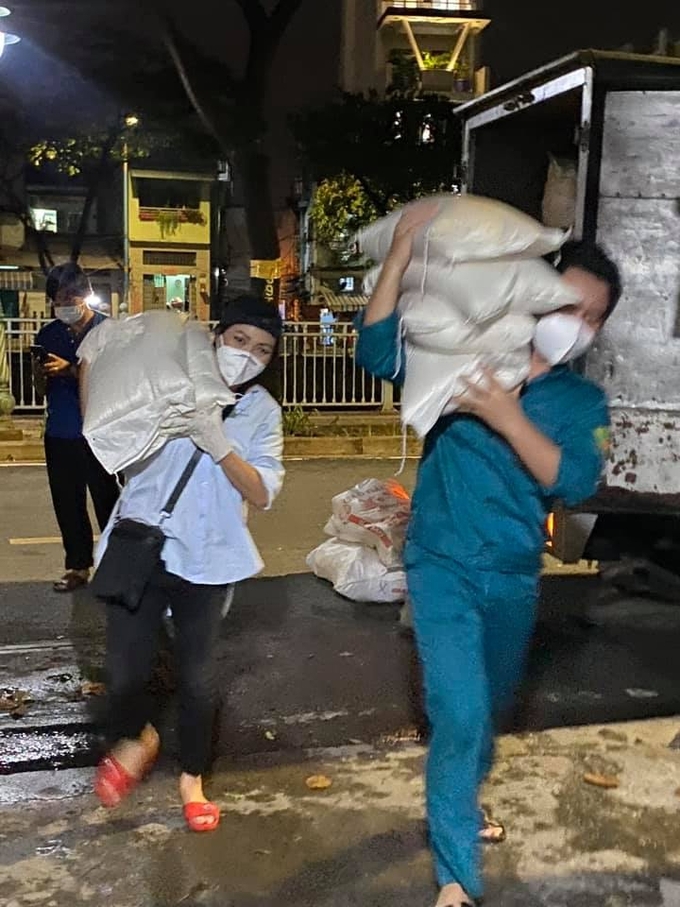 Sau loạt hoạt động như: tham gia lấy mẫu x&eacute;t nghiệm, h&aacute;t phục vụ bệnh viện d&atilde; chiến, khu c&aacute;ch ly, hớt t&oacute;c cho t&igrave;nh nguyện vi&ecirc;n, Phương Thanh trở th&agrave;nh người bốc v&aacute;c h&agrave;ng ho&aacute; để vận chuyển gạo, rau muống đến c&aacute;c khu vực đang gặp kh&oacute; khăn.