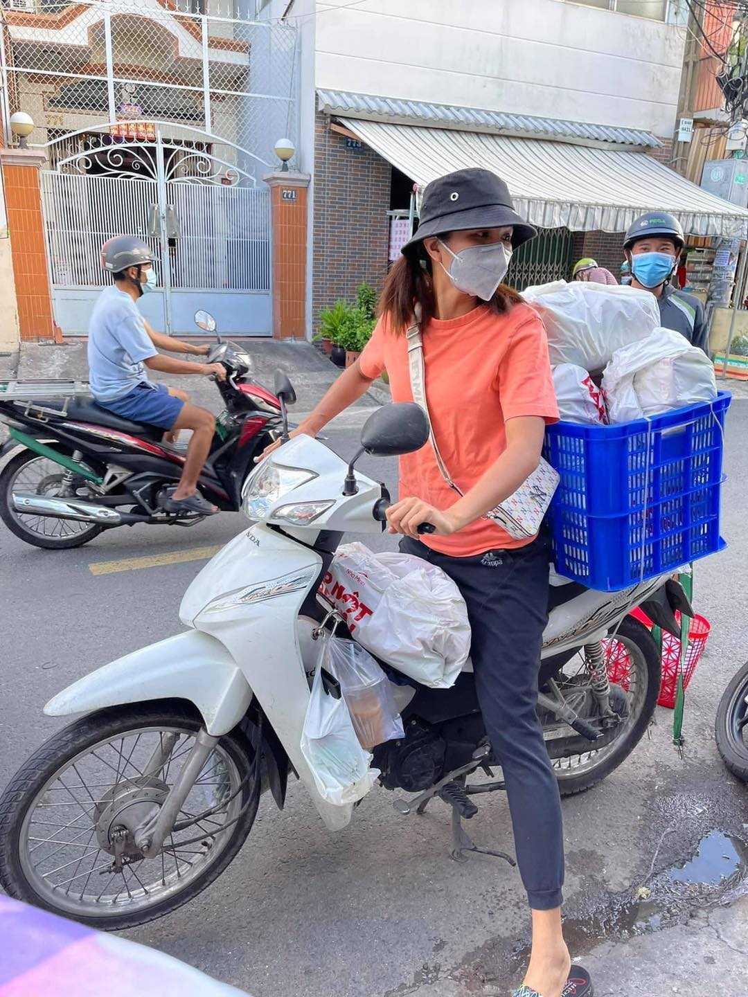 Người đẹp tự bưng b&ecirc;, bốc xếp h&agrave;ng ho&aacute;, chạy xe giao đến từng nh&agrave;. H'Hen Ni&ecirc; tham gia v&agrave;o lực lượng t&igrave;nh nguyện chống dịch từ giữa th&aacute;ng 6. C&ocirc; l&agrave;m nhiều việc như: tham gia lấy mẫu x&eacute;t nghiệm, diều phối người d&acirc;n đi ti&ecirc;m vắc-xin, đi chợ gi&uacute;p người d&acirc;n...