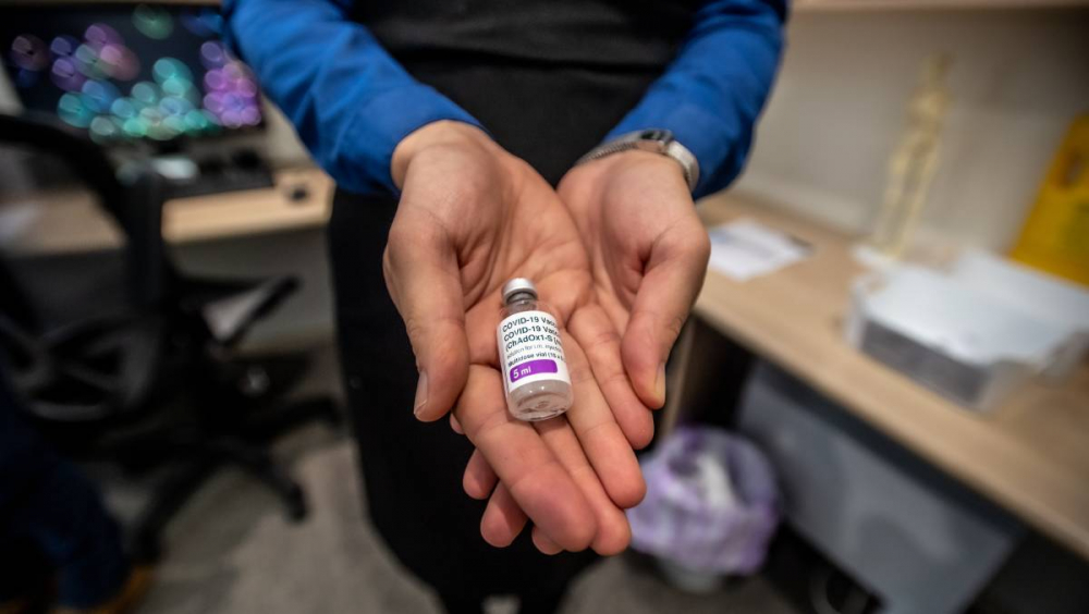 AstraZeneca li&ecirc;n quan đến qu&aacute; tr&igrave;nh đ&ocirc;ng m&aacute;u, đặc biệt l&agrave; ở những người trẻ tuổi - Ảnh: Karleen Minney