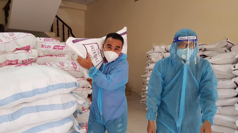 Anh phụ mọi người bốc xếp gạo ra xe để vận chuyển.