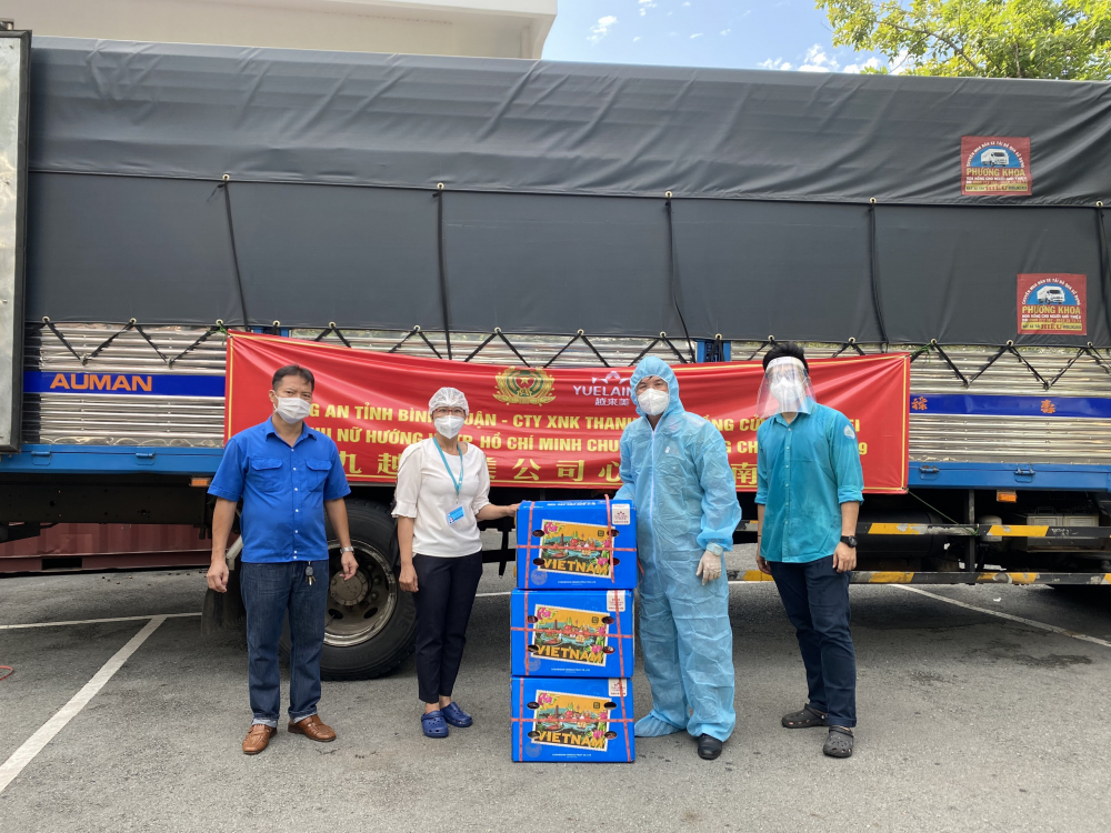 Đo&agrave;n trao tặng thanh long tại Bệnh viện Bệnh Nhiệt đới. 