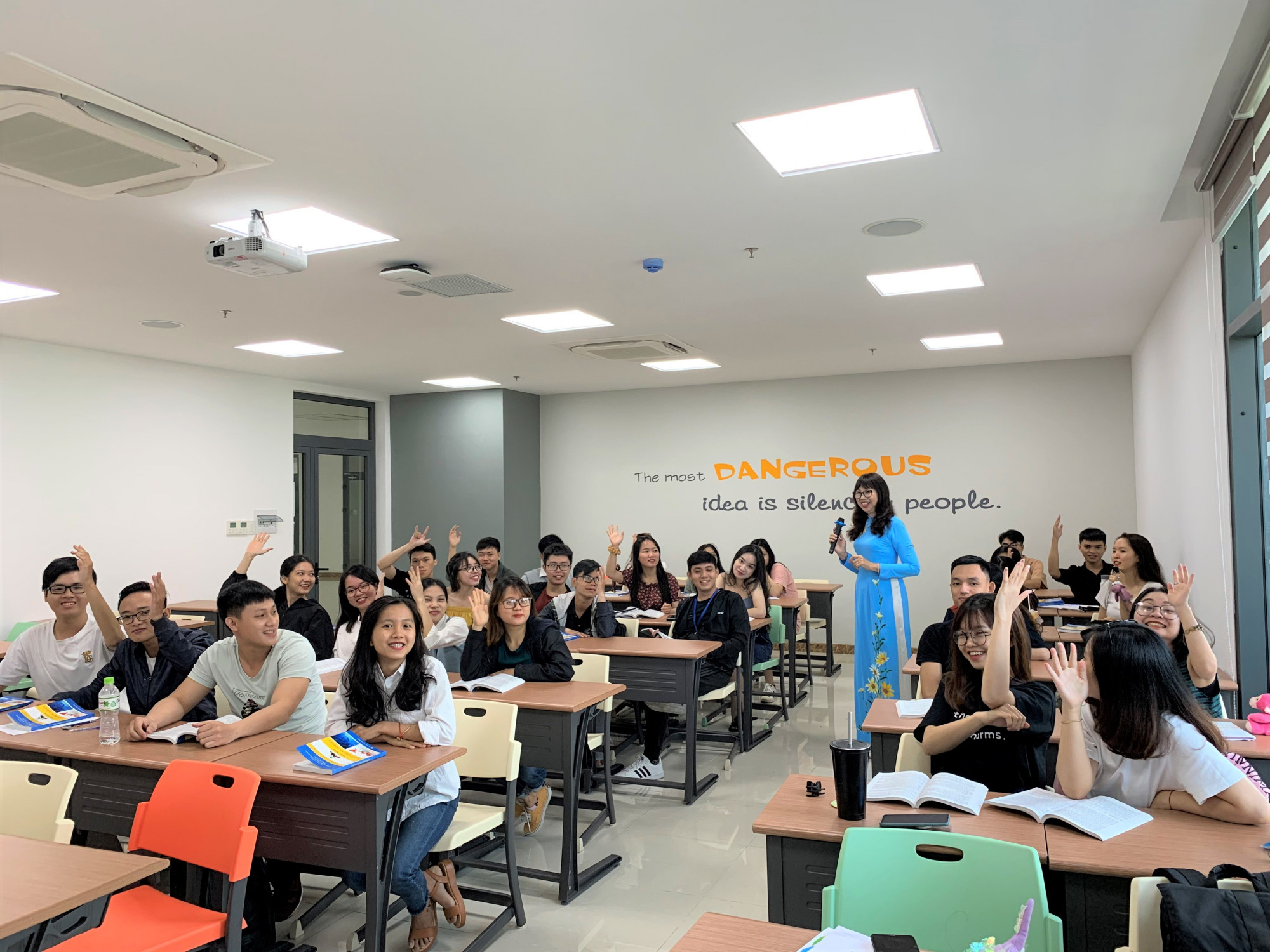Sinh vi&ecirc;n Trường ĐH Kinh tế TPHCM (Ảnh chụp trước th&aacute;ng 5)