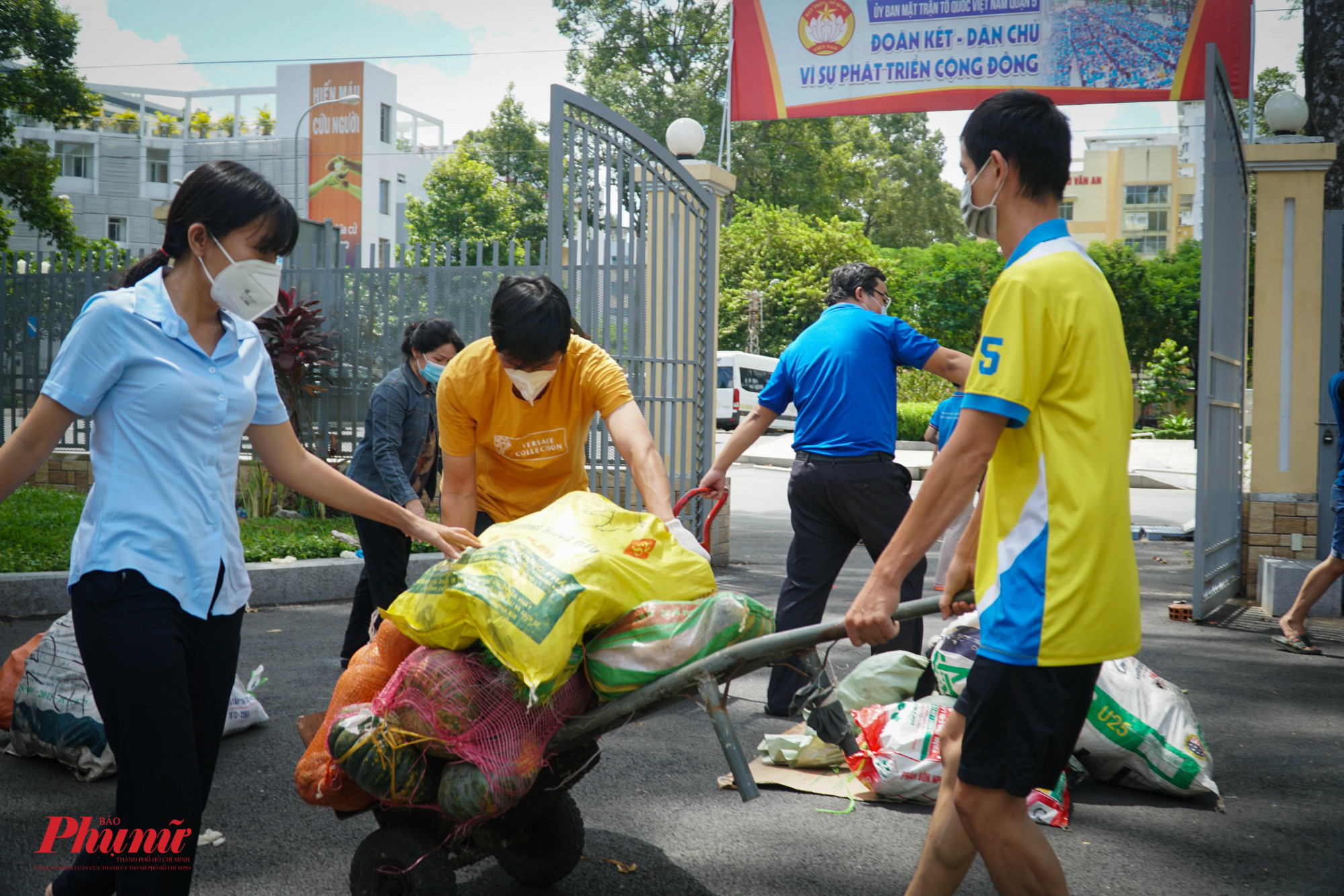 Trong ng&agrave;y, 28 tấn rau củ c&aacute;c loại đ&atilde; được chuyển đến c&aacute;c phường v&agrave; c&aacute;c 