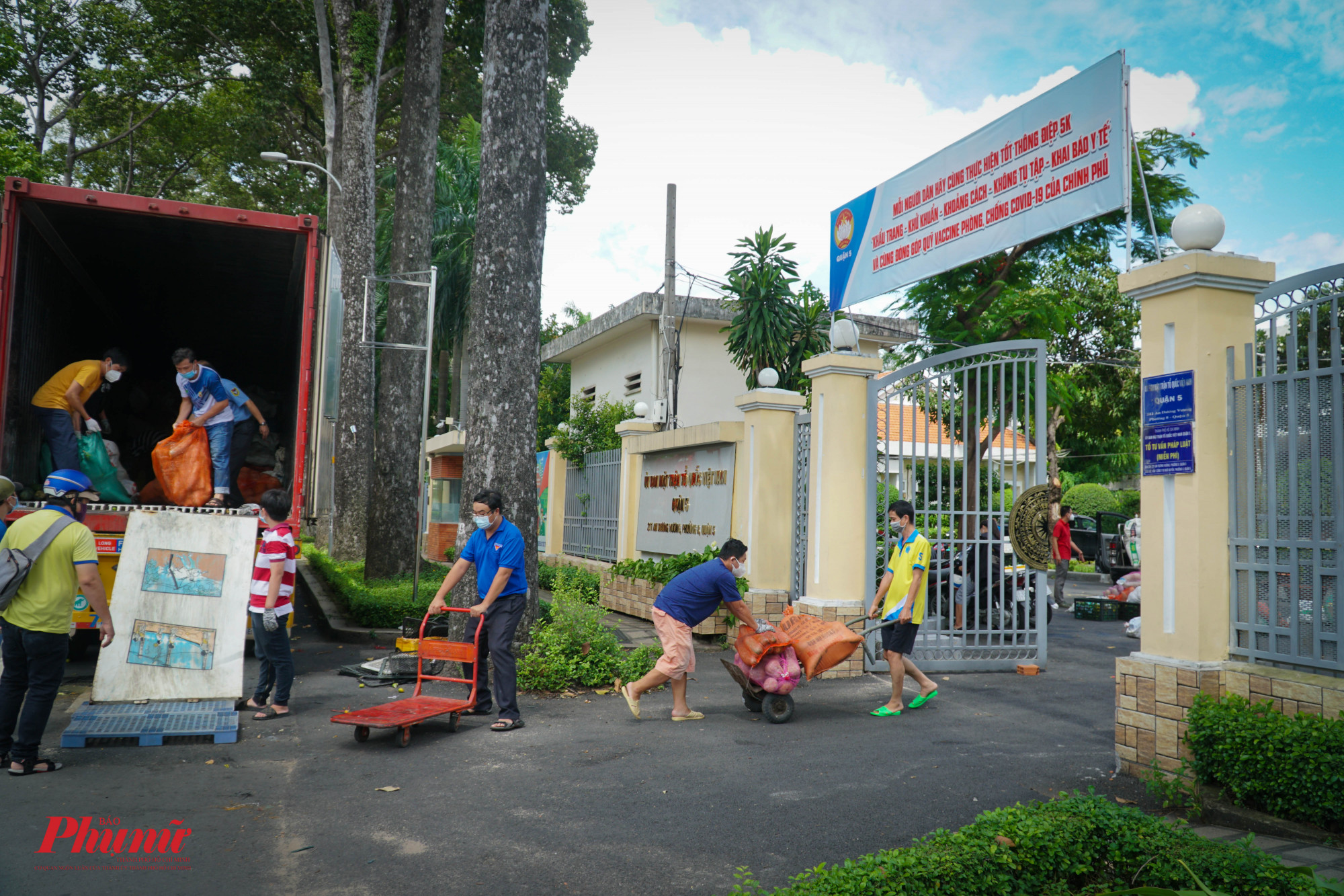 28 tấn rau củ c&aacute;c loại được nhiều lực lượng tại Quận 5 vận chuyển, ph&acirc;n ph&aacute;t ngay trong ng&agrave;y