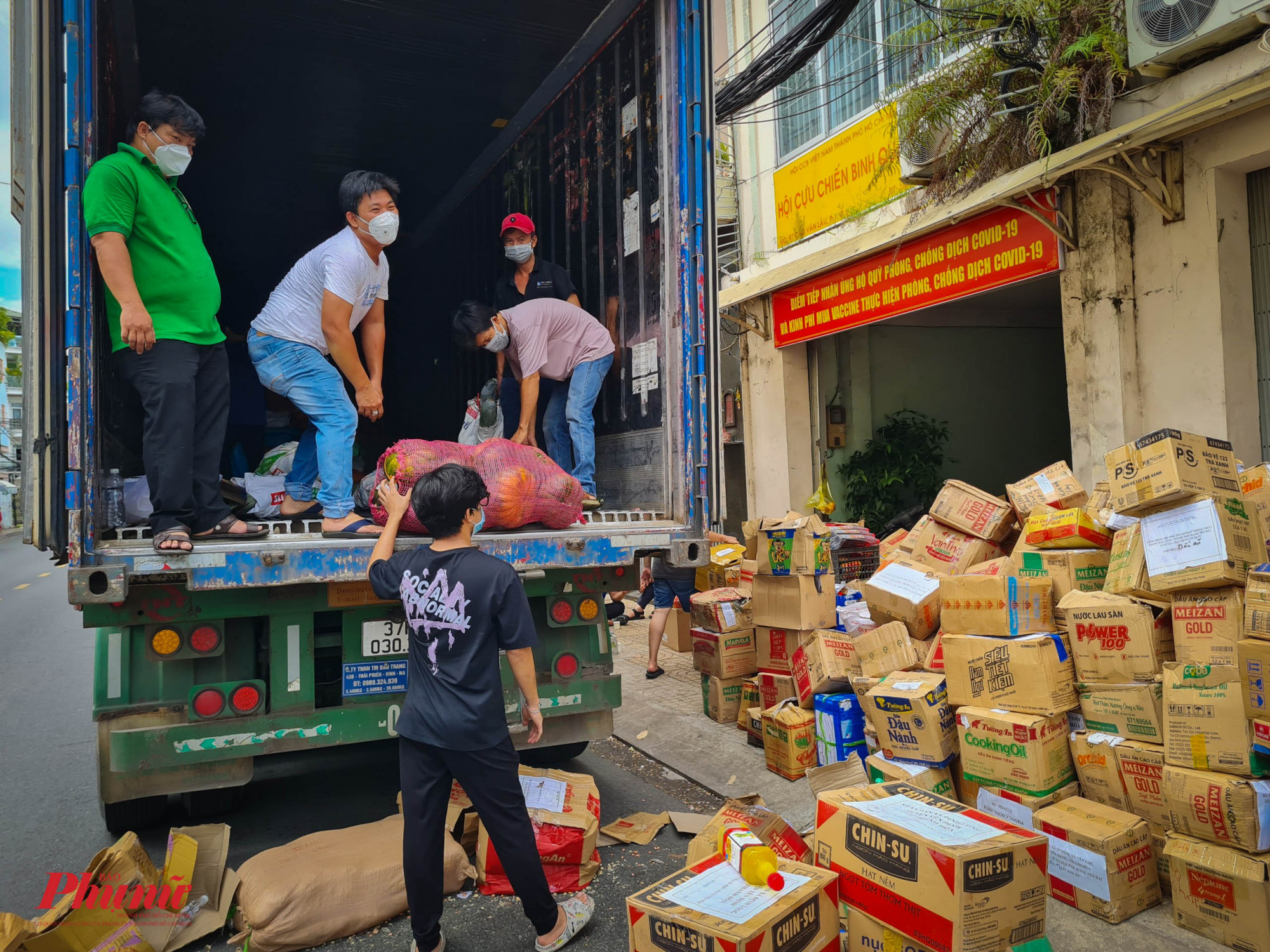 Tại MTTQ quận 6, lượng h&agrave;ng h&oacute;a cũng được nhiều lực lượng, đơn vị hỗ trợ vận chuyển