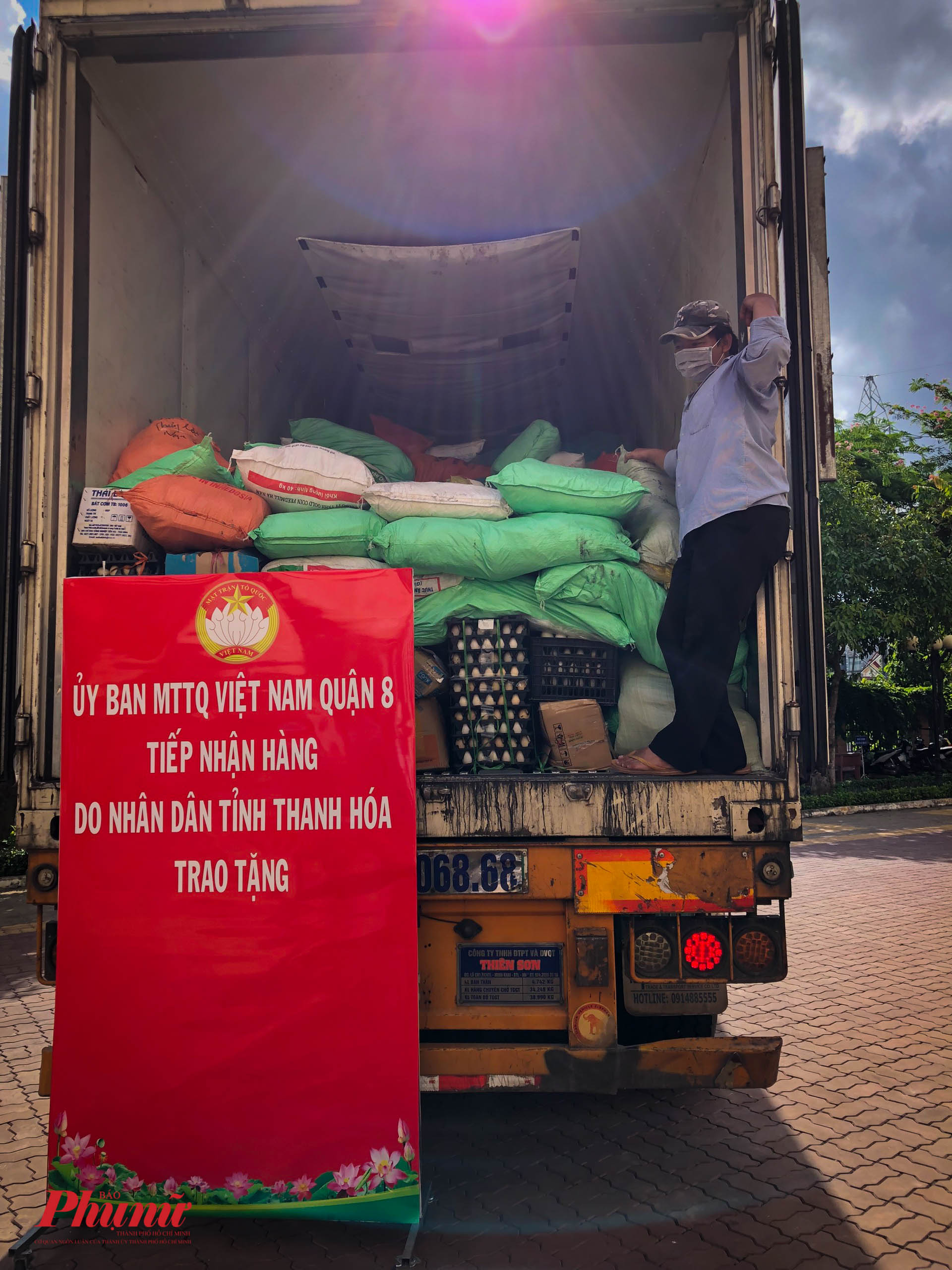 Hơn 20 người đ&atilde; c&ugrave;ng nhau hỗ trợ vận chuyển h&agrave;ng h&oacute;a v&agrave;o trong