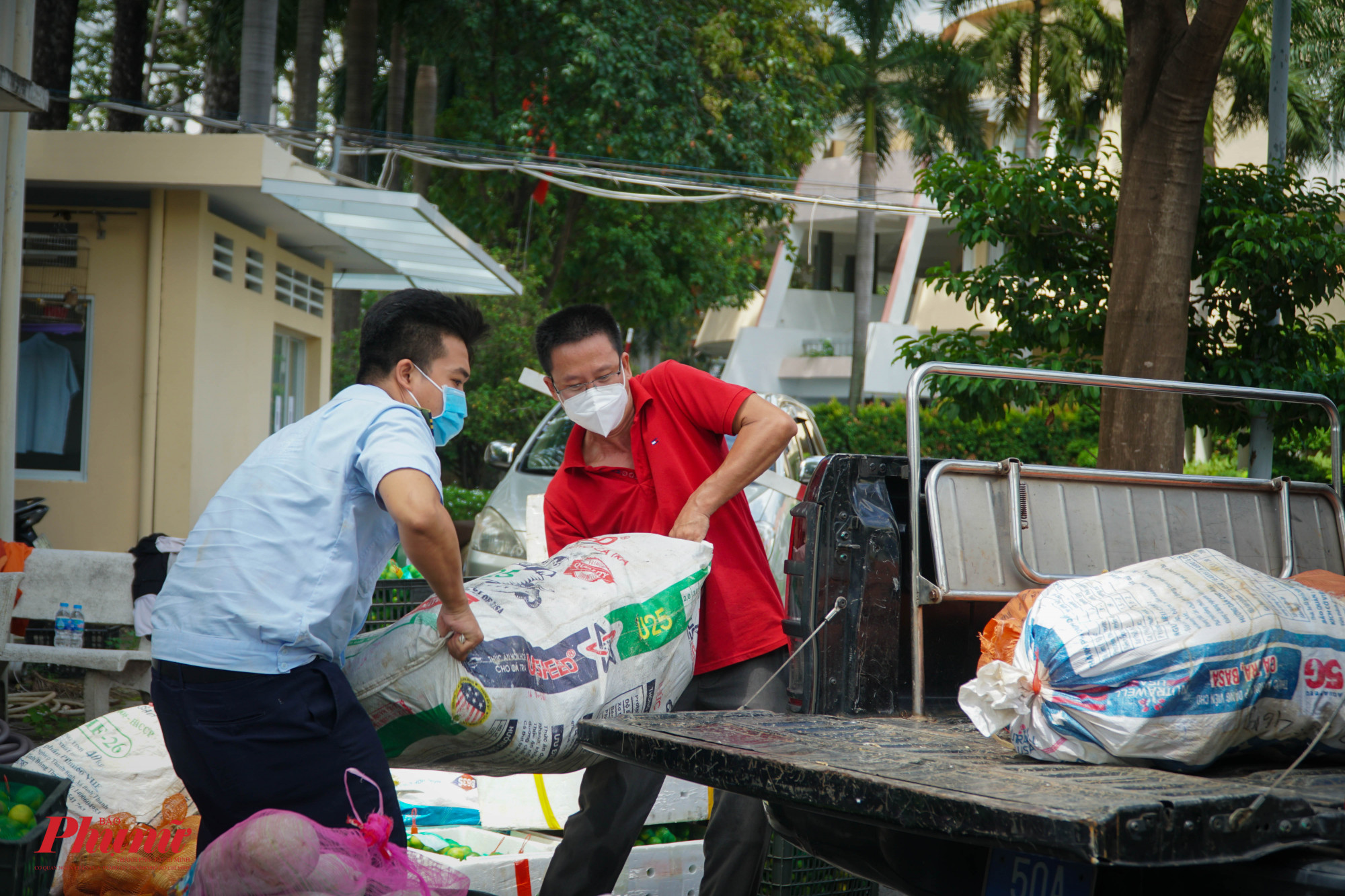 Sau đ&oacute; c&aacute;c đơn vị n&agrave;y đến vận chuyển đi ngay.